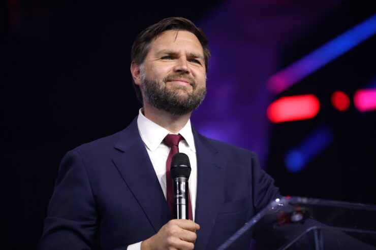 JD Vance er Trumps visepresidentkandidat. Han har koplinger til The Heritage Foundation og har skrevet forordet til en ny bok av stiftelsens direktør. Utgivelsen ble brått utsatt til etter valget, da Project 2025 ble en politisk hemsko for Trump-kampanjen.